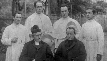 Da sx: fratel Celestino Lusso, padre Tommaso Gays, padre Filippo Perlo, fratel Luigi Falda.Di fronte Giuseppe Allamano e Giacomo Camisassa.Foto dell'8 febbraio 1902, conservata nell'Archivio generale a Roma, n. 245