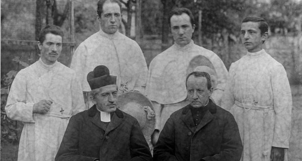 Da sx: fratel Celestino Lusso, padre Tommaso Gays, padre Filippo Perlo, fratel Luigi Falda.Di fronte Giuseppe Allamano e Giacomo Camisassa.Foto dell'8 febbraio 1902, conservata nell'Archivio generale a Roma, n. 245